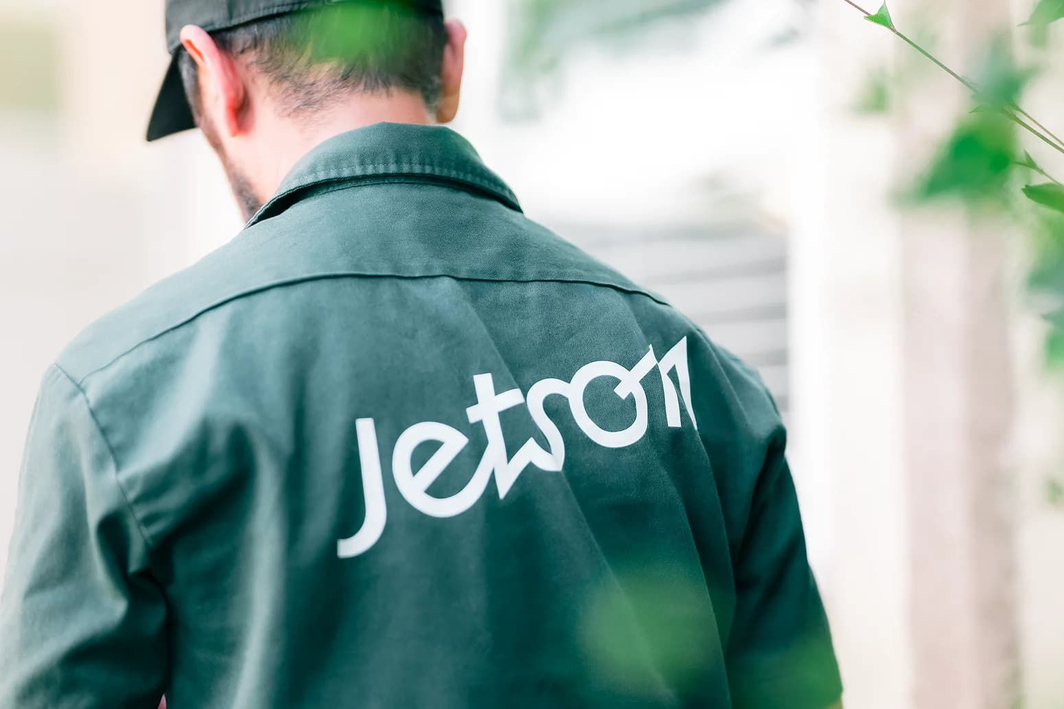 A Jetson installer in a green work jacket